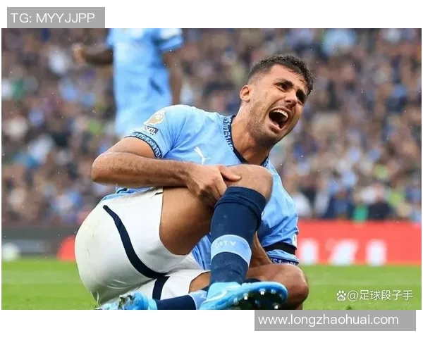 曼城赛场细节镜头曝光引发球迷热议小动作成比赛关注焦点