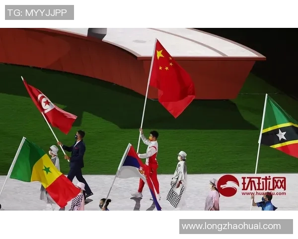 中国运动员身披国旗出征奥运现场高唱国歌激动人心展示民族荣光